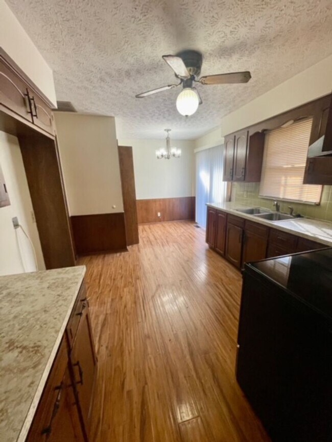 Foto del edificio - REDUCED - 2535 S. WELLER AVE. - NO PETS - ...