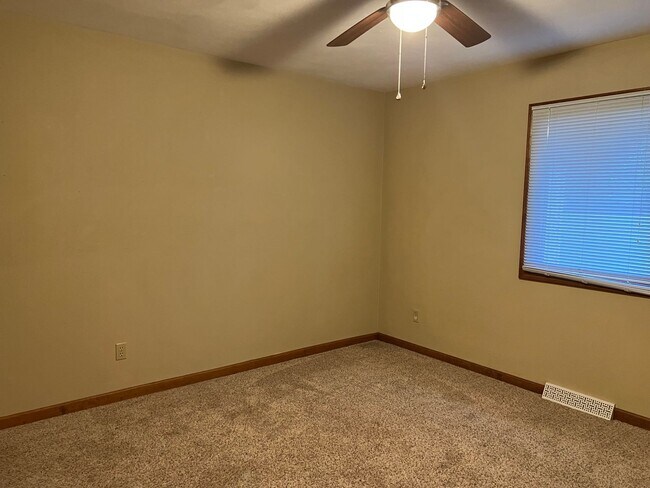 Foto del edificio - 4 BEDROOM 2 FULL BATH MOVE IN READY!!