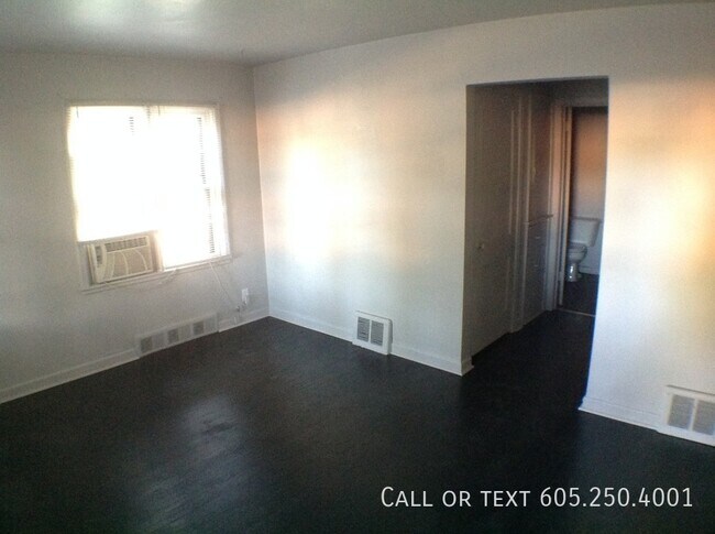 Foto del edificio - Newly Updated 2 Bed 2 Bath Duplex in Centr...