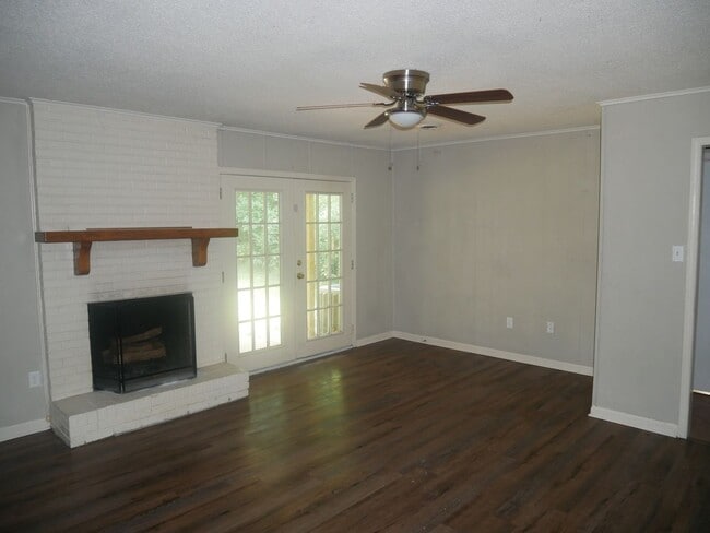 Building Photo - 5850 Cherokee Dr