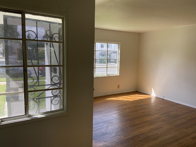 Building Photo - 5636 Lindley Ave