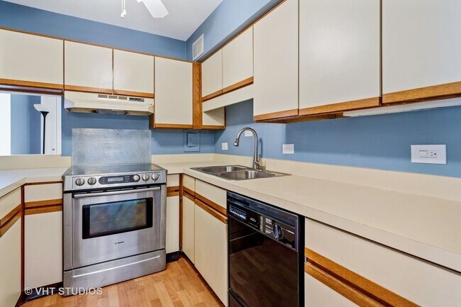 Kitchen - 6300 N Sheridan Rd