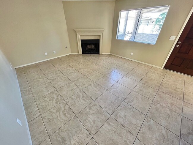Building Photo - Inviting condo with open layout in a prime Northwest location