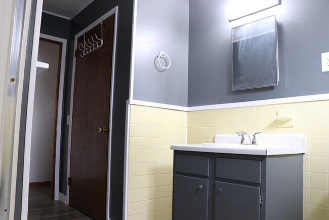 Building Photo - Crawford Ave Apartments