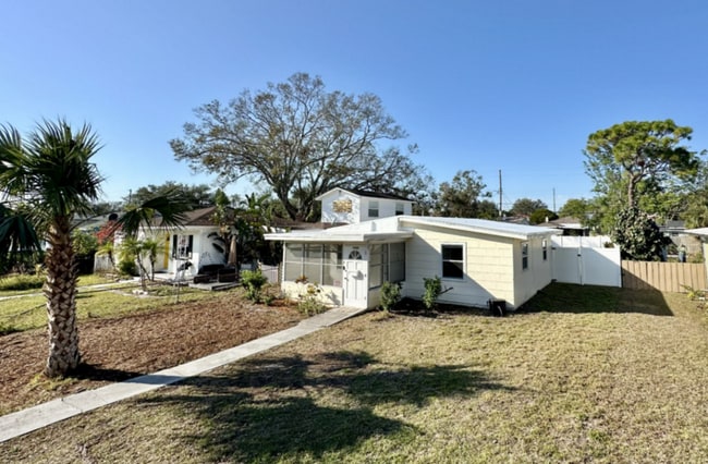 Building Photo - 5566 Kelly Dr N