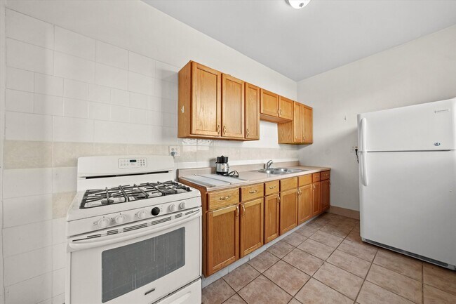 Foto del edificio - 1670 W Pratt Blvd