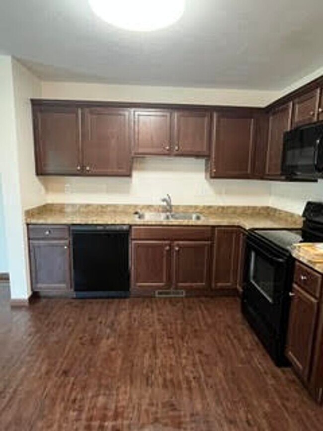 Foto del edificio - 585 Birch Hill Dr