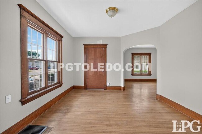 Foto del edificio - 3318 Stickney Ave