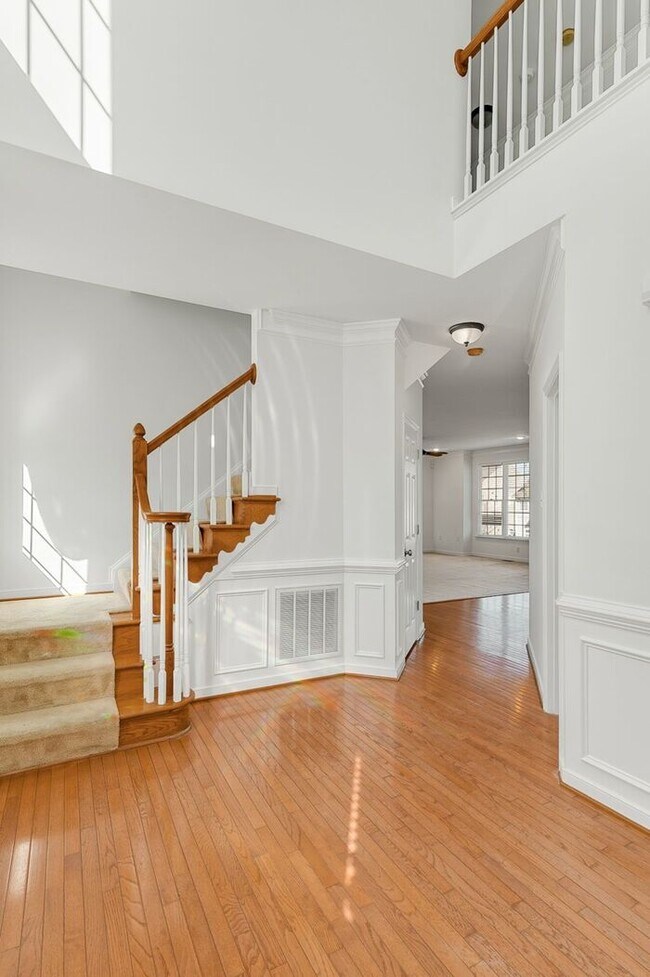 Foto del edificio - Spacious 5 Bedroom Home with 3rd Floor Suite, Fenced Yard & Community Amenities – $3,500/mo