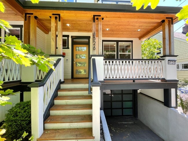 Building Photo - Stunning Home close to N Mississippi with ...