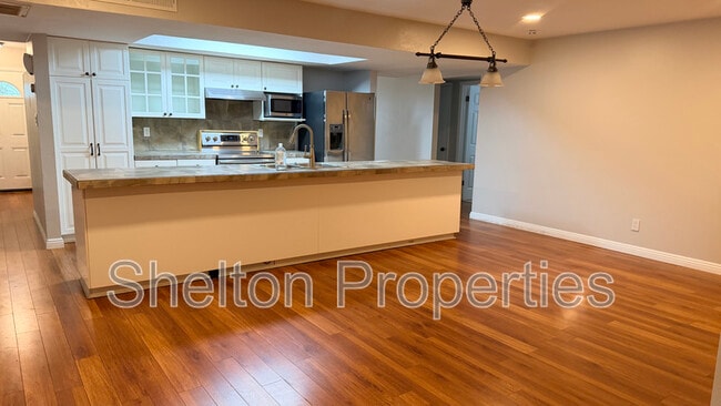 Building Photo - 523 E Malibu Dr