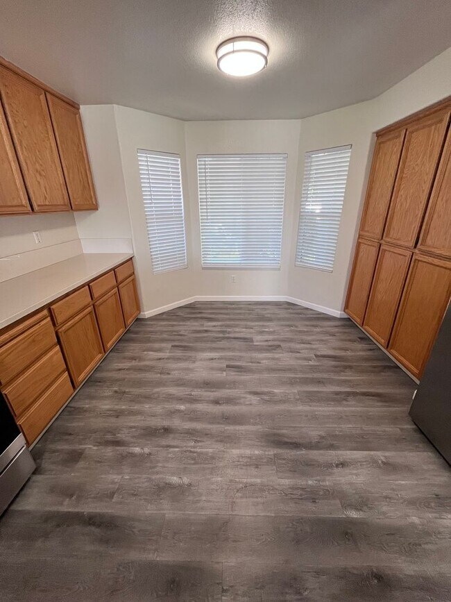 Foto del edificio - NICE UPDATED HOME IN ELK GROVE!!