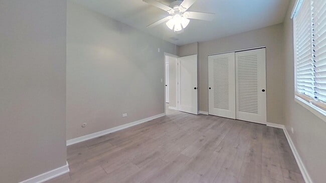 Building Photo - Recently Updated Raised First Floor East Lakeview One Bedroom