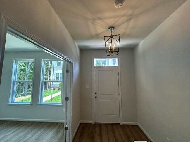 Foto del edificio - Luxury End-Unit Townhome with 2-Car Garage, Deck & Bonus Room – Available June 5!