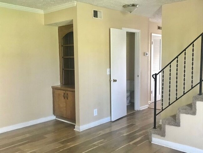 Building Photo - Opryland 2 Bed 1.5 Bath Townhouse! Donelso...