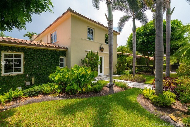Foto del edificio - 3190 Pine Tree Dr