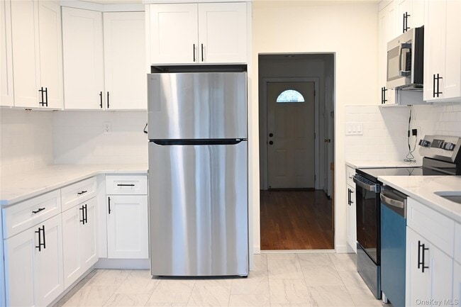 Building Photo - 16 Middle Ln