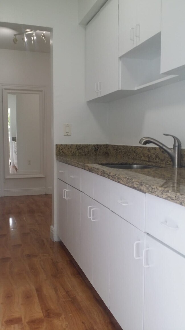 Foto del edificio - 8420 Byron Ave