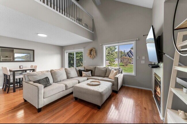 Foto del edificio - Elegant 3-Bed Single Family with Fireplace & Hardwood Floors in Shakopee – 2345 Sq Ft of Comfort