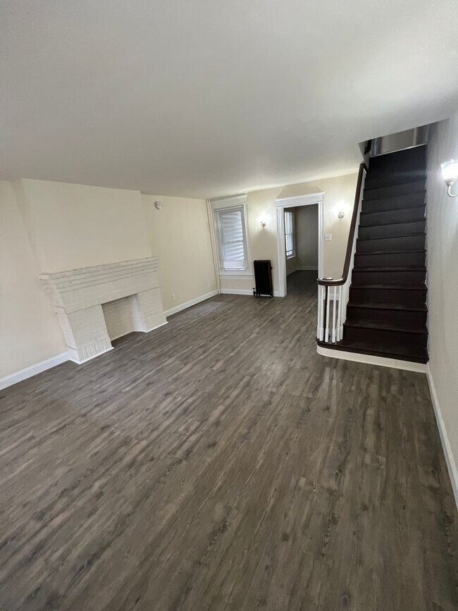 Building Photo - FIVE BEDROOM HOUSE