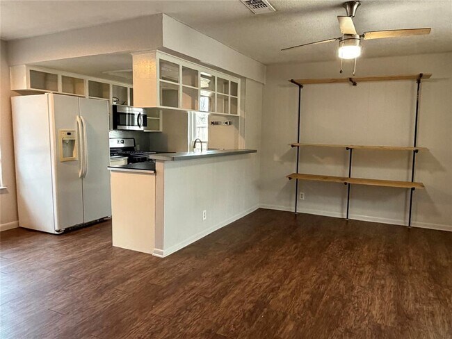 Foto del edificio - 7404 Bethune Ave