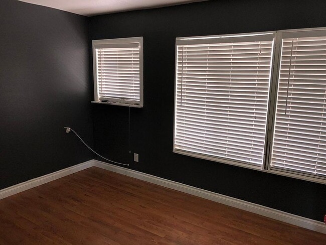 Building Photo - "Charming 3-Bed Gem with Granite & Hardwoo...