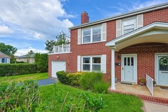 Building Photo - 121 Manhasset Ave
