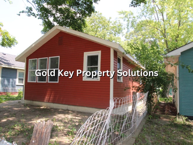 Foto del edificio - Cute 2 BR 1 BA House in Muncie with Fenced...