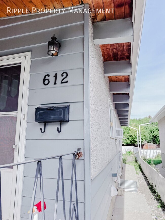 Photo du bâtiment - NEWLY RENOVATED 3 BEDS, 1 BATHS LOWER UNIT