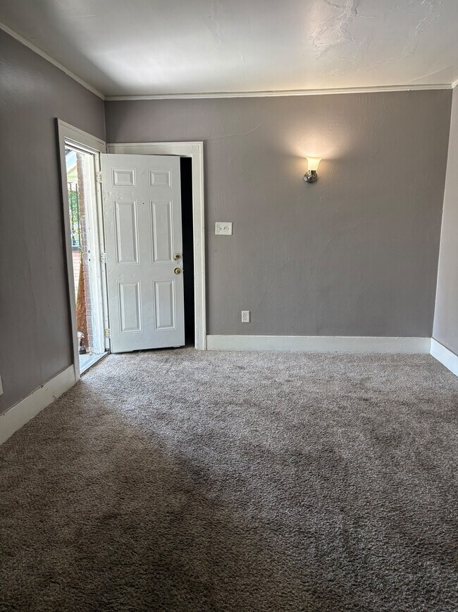 Building Photo - 14249 Cloverlawn Ave