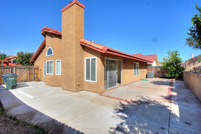 Foto del edificio - Spacious 3 Bedroom, 2 Bath Home in Beautiful Lake Elsinore!