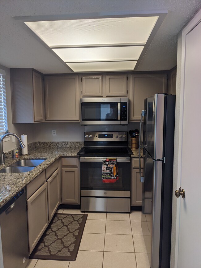 Kitchen - new appliances (dishwasher, fridge, microwave, and oven) - 13357 Water Oak Ln