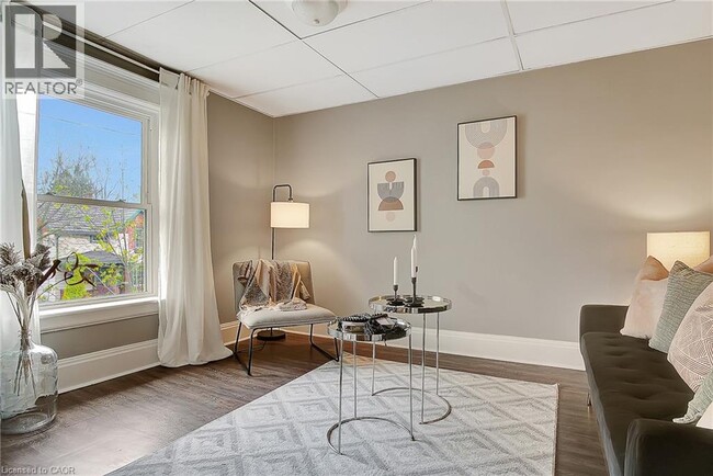 Photo du bâtiment - 211 Dolph St N