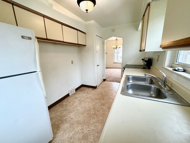 Building Photo - Beautiful Three Bedroom with Basement and Garage