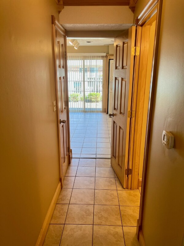 Building Photo - 1616 Spring Valley Dr