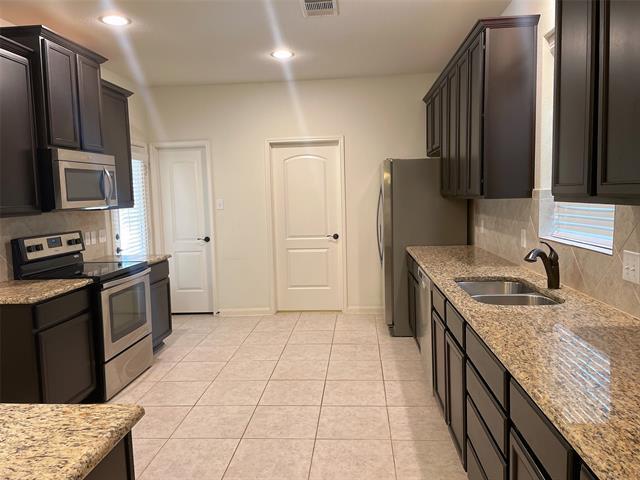 Building Photo - 901 Summer Oaks Dr