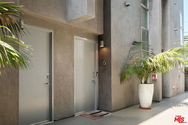 Foto del edificio - 1220 N Orange Grove Ave