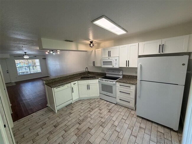 Foto del edificio - 121 Reserve Cir