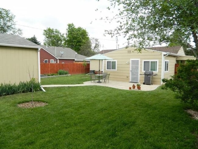 Photo - 3 bed/ 1 Bath in Desirable Park Hill Neighborhood Apartment