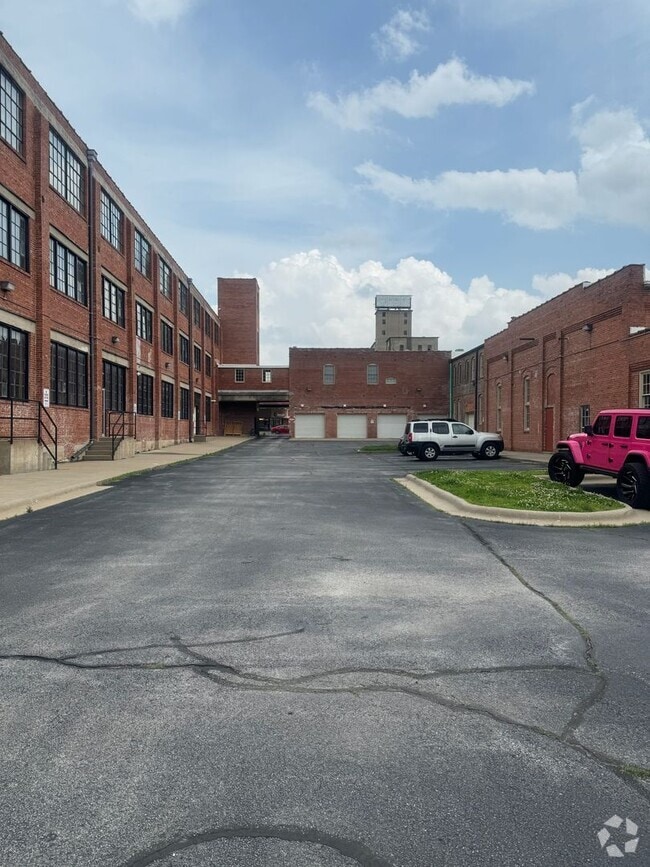 Building Photo - 601 N National Ave
