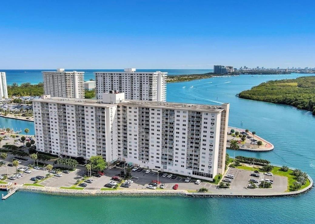 Foto principal - 400 Kings Point Dr