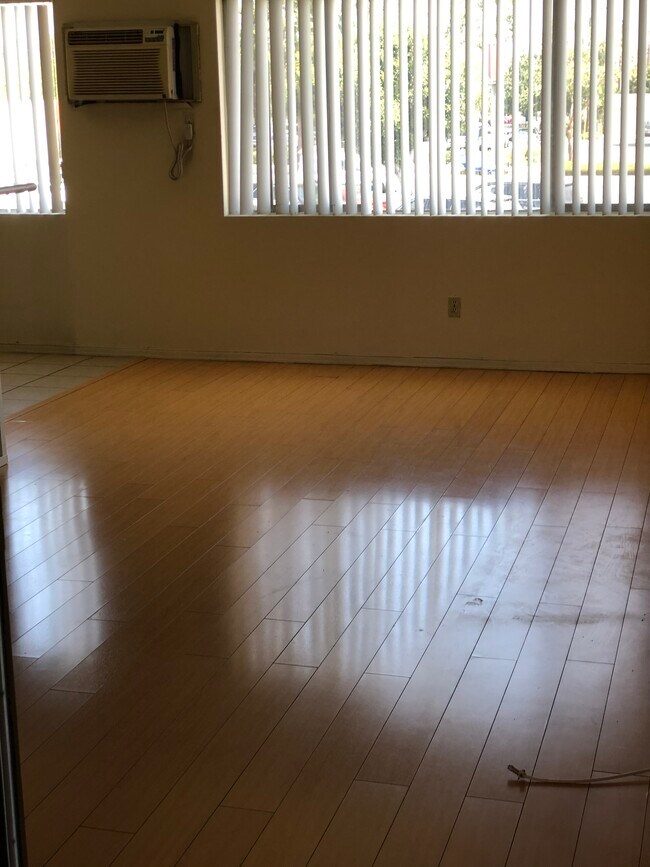 Building Photo - 1413 S Almansor St