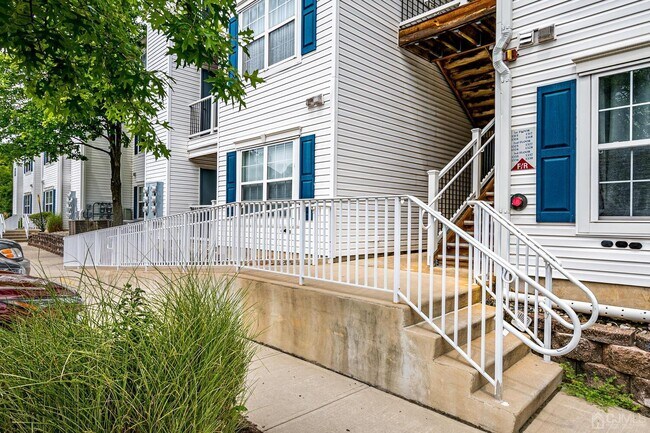 Building Photo - 1325 Waterford Dr
