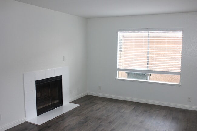 Building Photo - 9742 Willow Wood Dr