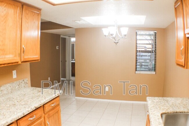 Building Photo - 2146 W Isabella Ave