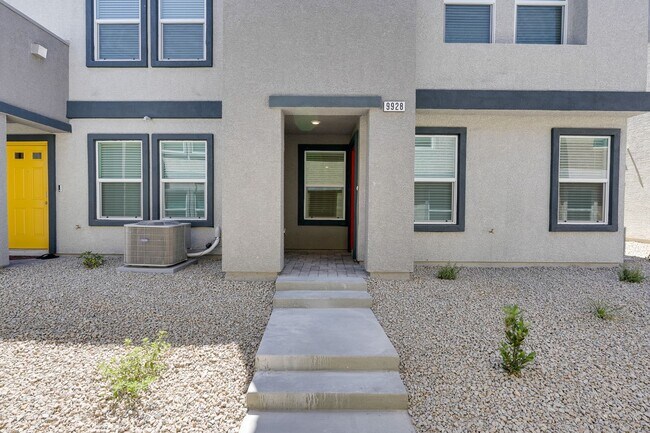 Building Photo - BRAND NEW TOWNHOME IN SOUTHWEST!