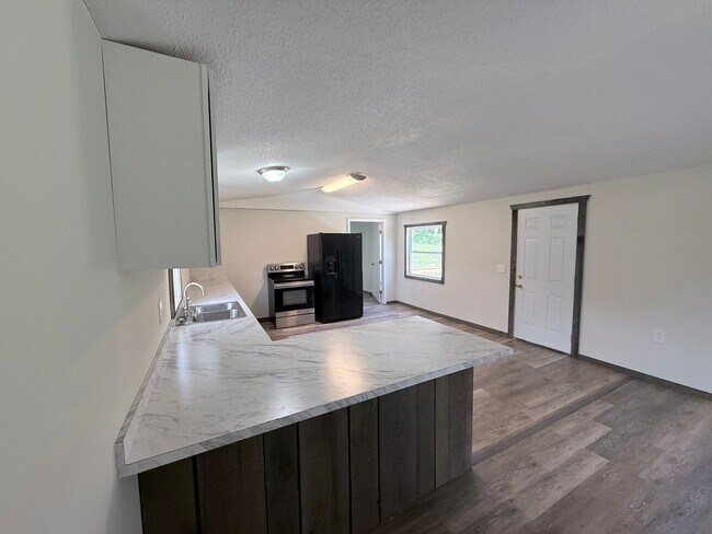 Building Photo - Fully Remodeled 3 Bedroom, 2 Bath Home in ...