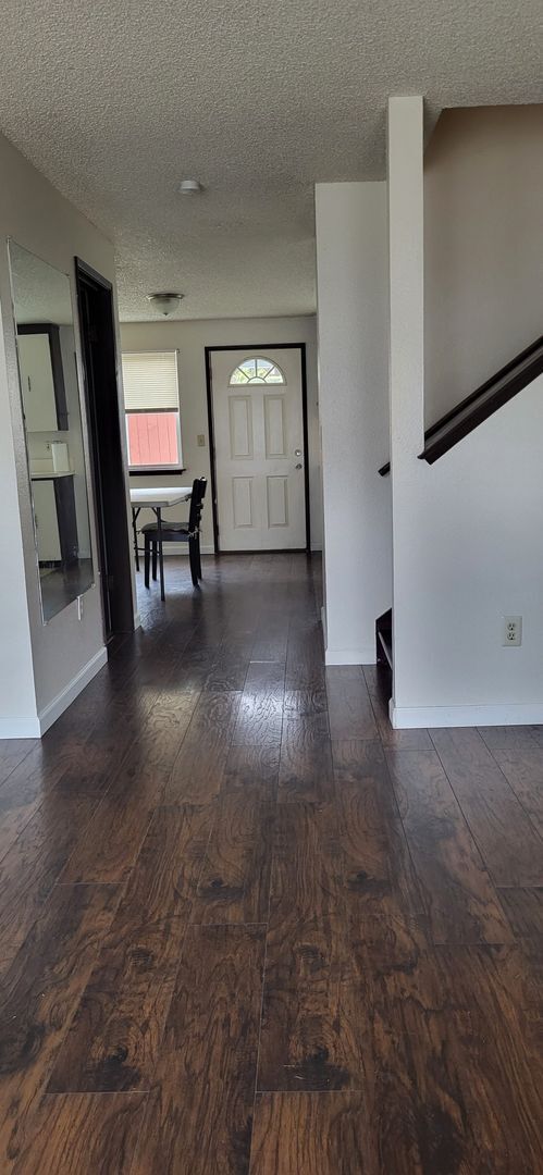 Building Photo - Nice 3 Bedroom 1 1/2 Bath Townhouse in Tac...