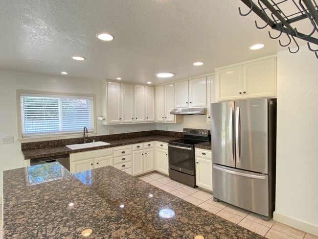 Foto del edificio - 3 Bedroom Home in East Santa Rosa