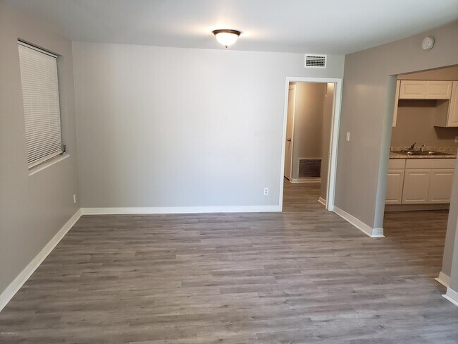 Foto del edificio - 1702 W 23rd St